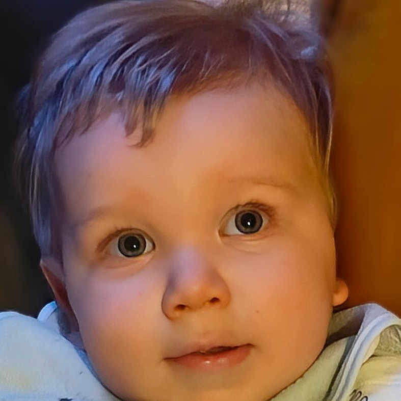 Tom participe au concours pour gagner de l'argent avec cette photo : baby, blonde, bodypart, ear, face, frown, hair, haircut, hairdresser, happy, head, mouth, newborn, person, photography, portrait, sad, shoulder, skin, smile