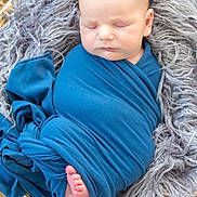 Valentin participe au concours pour gagner de l'argent avec cette photo : baby, newborn, sleeping, blue_blanket, basket, fluffy, gray_fabric, wrapped, peaceful, cute, infant, foot, portrait, indoors, soft_texture, resting, child, closeup, warm, cozy