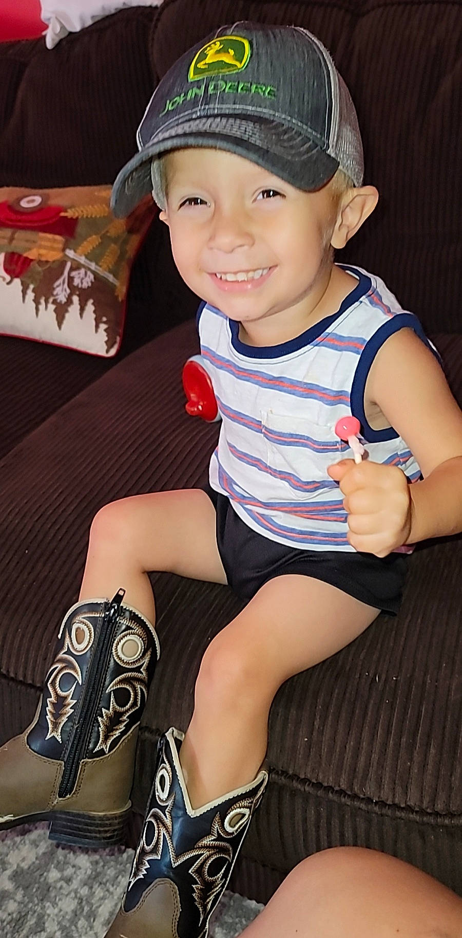 Kayson is registered to the contest to win money with this photo: black, cool, finger, flash_photography, hand, happy, hat, headwear, joint, joy, knee, leg, lip, muscle, organ, person, shoe, shorts, skin, sleeve