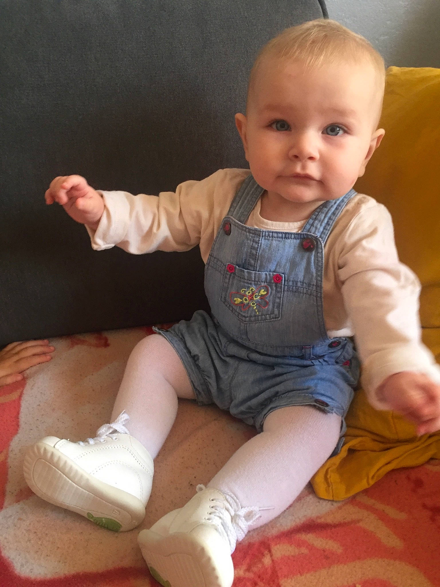 ëlyna a rejoint le concours — aidez-le/la à gagner de superbes lots ! baby_toddler_clothing, cheek, comfort, facial_expression, finger, floor, flooring, human_body, joint, knee, lap, leg, neck, person, skin, sleeve, sock, standing, t_shirt, thigh