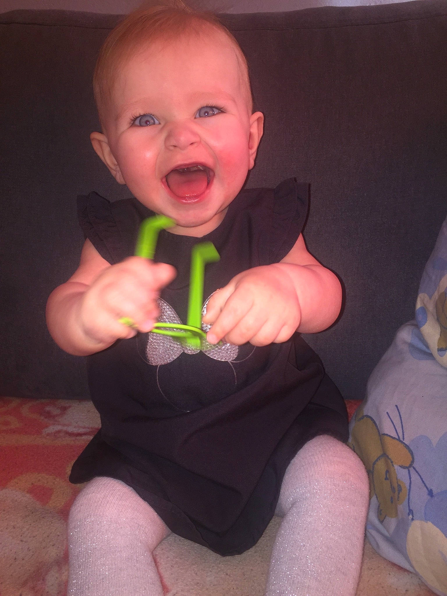 ëlyna participe au concours pour gagner de l'argent avec cette photo : baby, baby_toddler_clothing, cheek, comfort, finger, gesture, hand, happy, leg, nail, neck, person, plant, shoulder, skin, sleeve, smile, textile, thigh, thumb