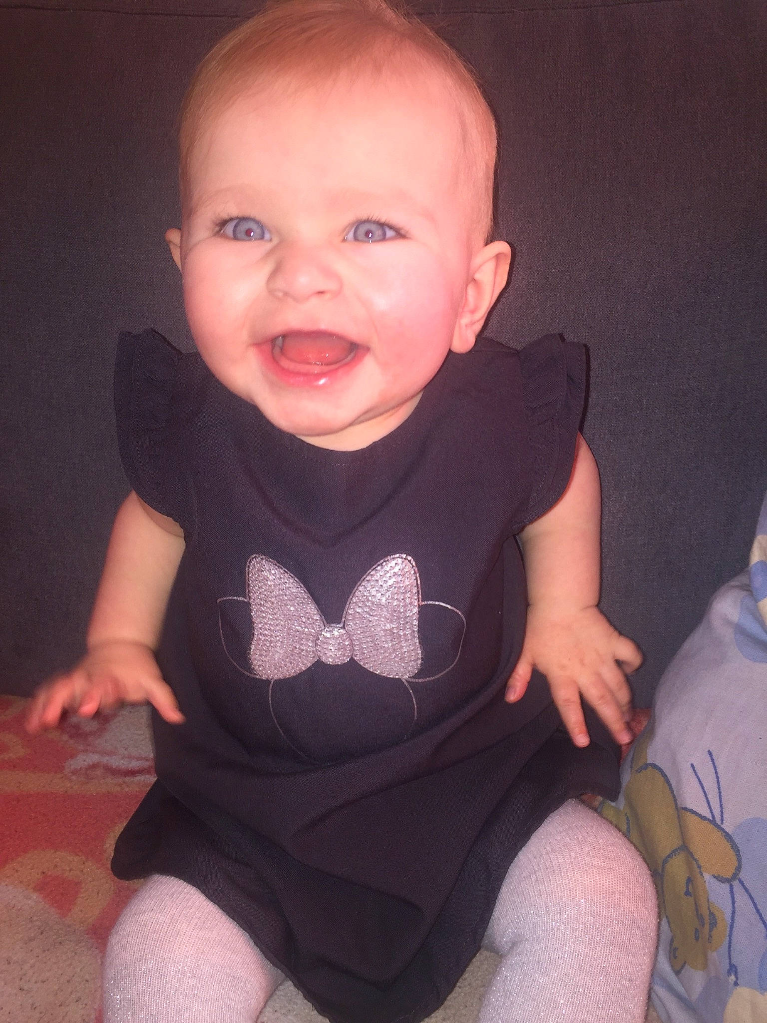 ëlyna a rejoint le concours — aidez-le/la à gagner de superbes lots ! baby, baby_toddler_clothing, cheek, comfort, cool, face, finger, human_body, iris, leg, lip, mouth, neck, nose, person, pink, skin, sleeve, t_shirt, thigh