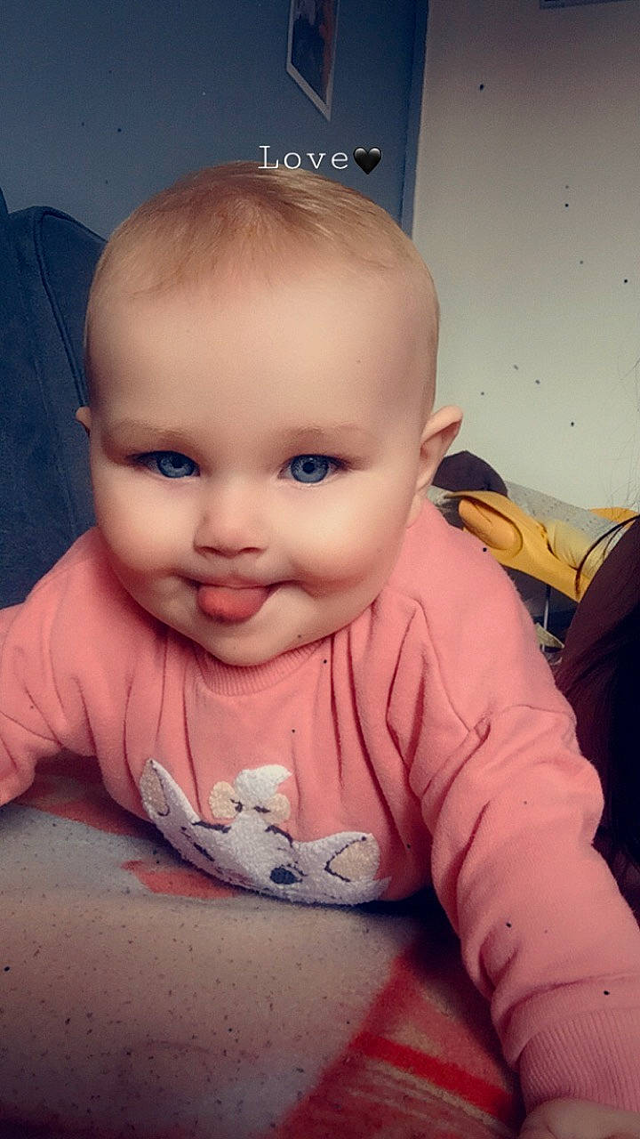 ëlyna participe au concours pour gagner de l'argent avec cette photo : baby, baby_toddler_clothing, cheek, chin, eye, eyebrow, finger, flash_photography, floor, forehead, hairstyle, happy, human_body, iris, joy, lip, mouth, nose, person, skin