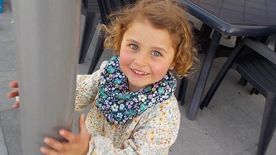 Rosie participe au concours pour gagner de l'argent avec cette photo : chin, electric_blue, eye, eyebrow, face, fun, hair, happy, human_body, iris, joy, leisure, lip, mouth, nose, person, scarf, skin, smile, stole