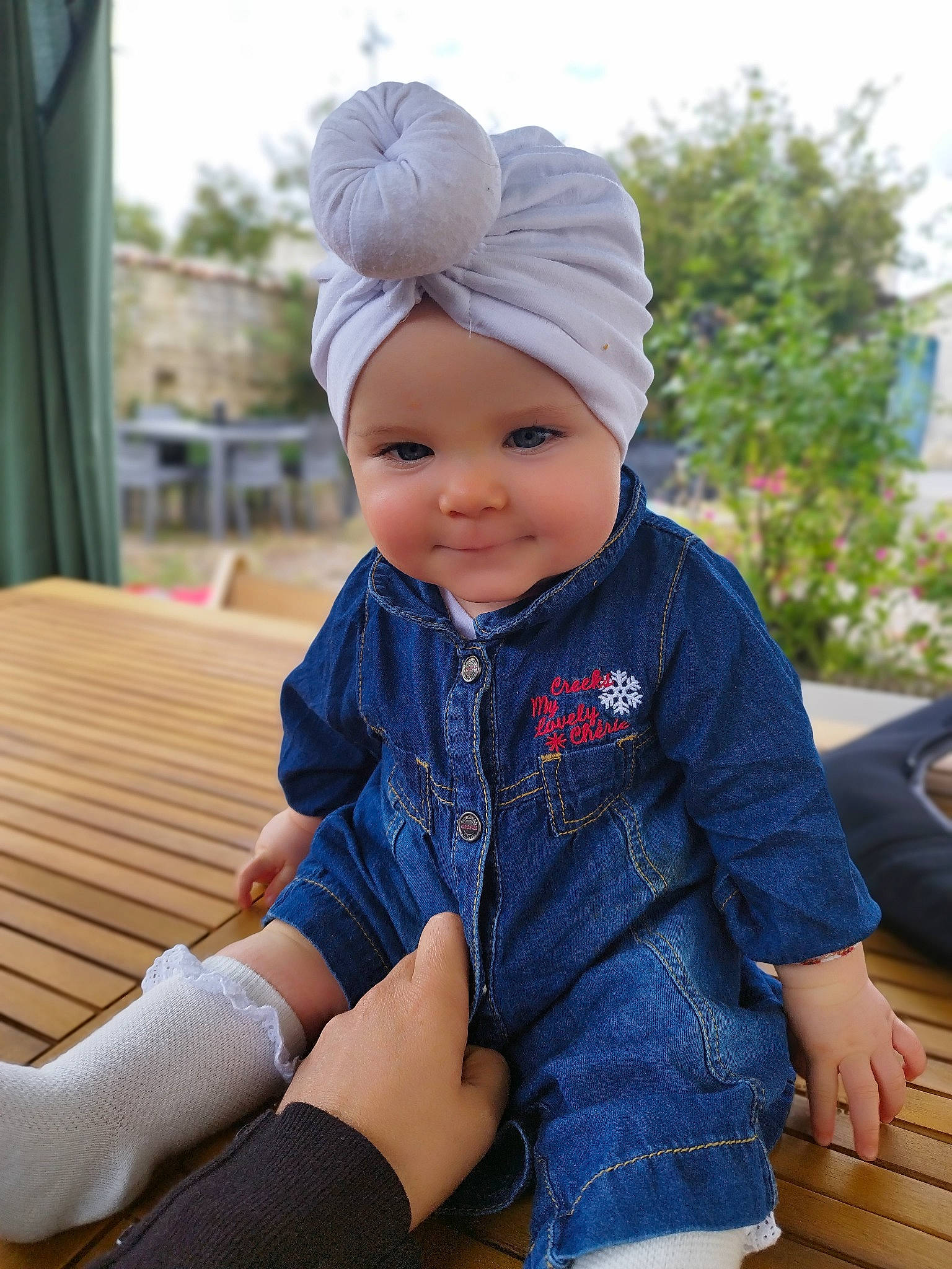 Nayana a rejoint le concours — aidez-le/la à gagner de superbes lots ! baby, baby_toddler_clothing, cap, cool, curtain, electric_blue, eye, fun, grass, happy, hat, headwear, leisure, person, plant, skin, sky, sleeve, smile, thigh