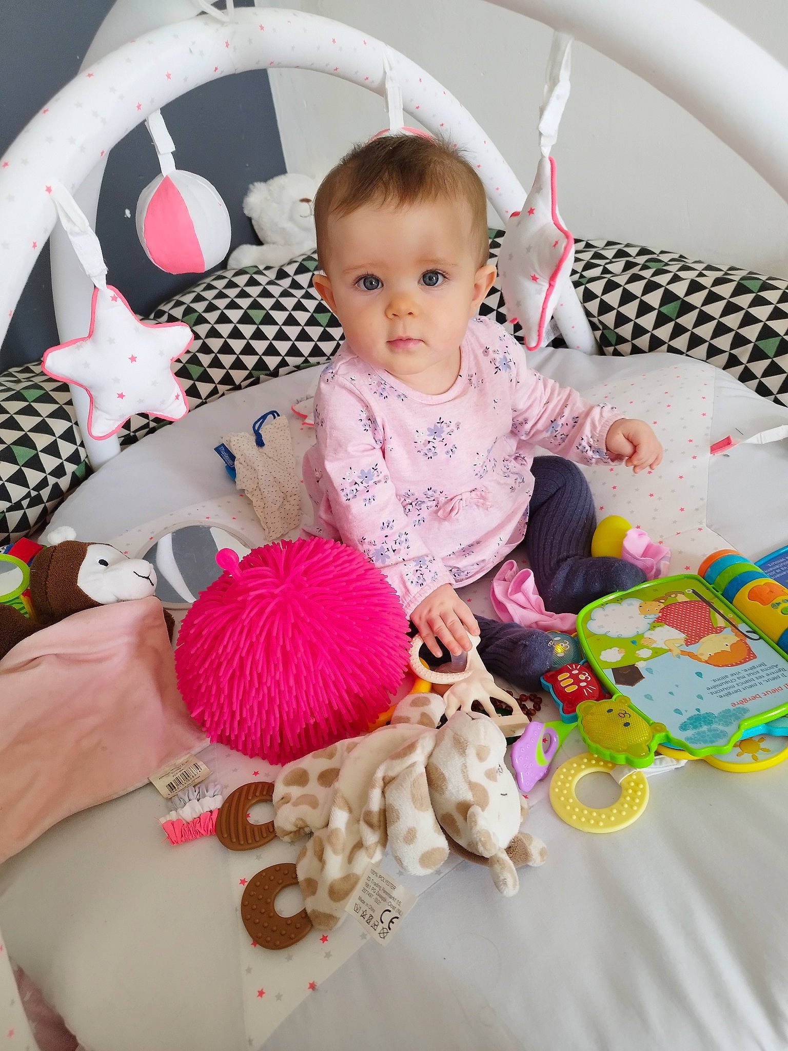 Nayana participe au concours pour gagner de l'argent avec cette photo : baby, baby_products, baby_toddler_clothing, child, comfort, fashion_accessory, fun, hairstyle, happy, headgear, linens, magenta, person, pink, play, product, room, stuffed_toy, textile, toddler