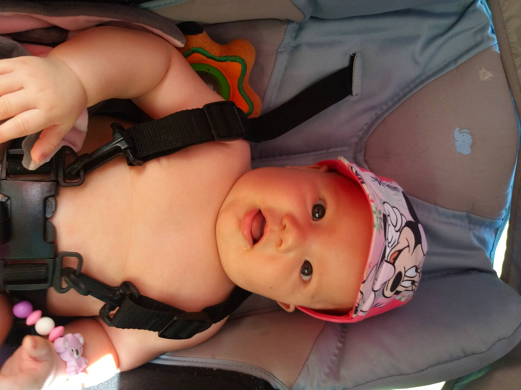 Lisa participe au concours pour gagner de l'argent avec cette photo : abdomen, baby, baby_carriage, baby_products, black_hair, cheek, chest, child, finger, hand, headwear, leg, mouth, neck, person, pink, product, skin, thumb, toddler