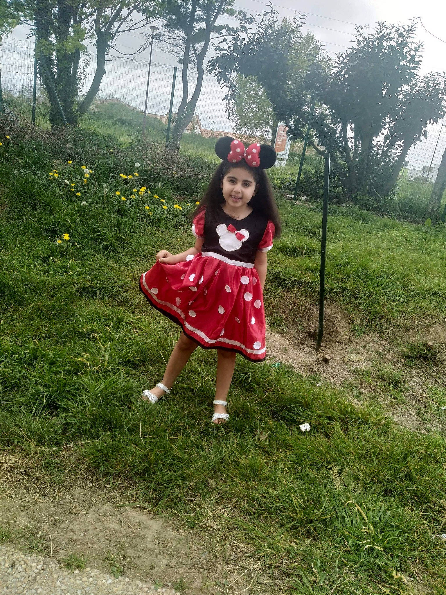 Mina a rejoint le concours — aidez-le/la à gagner de superbes lots ! beauty, botany, dress, fawn, flower, garden, grass, green, joy, leaf, leg, leisure, person, photography, plant, recreation, red, shoe, spring, summer