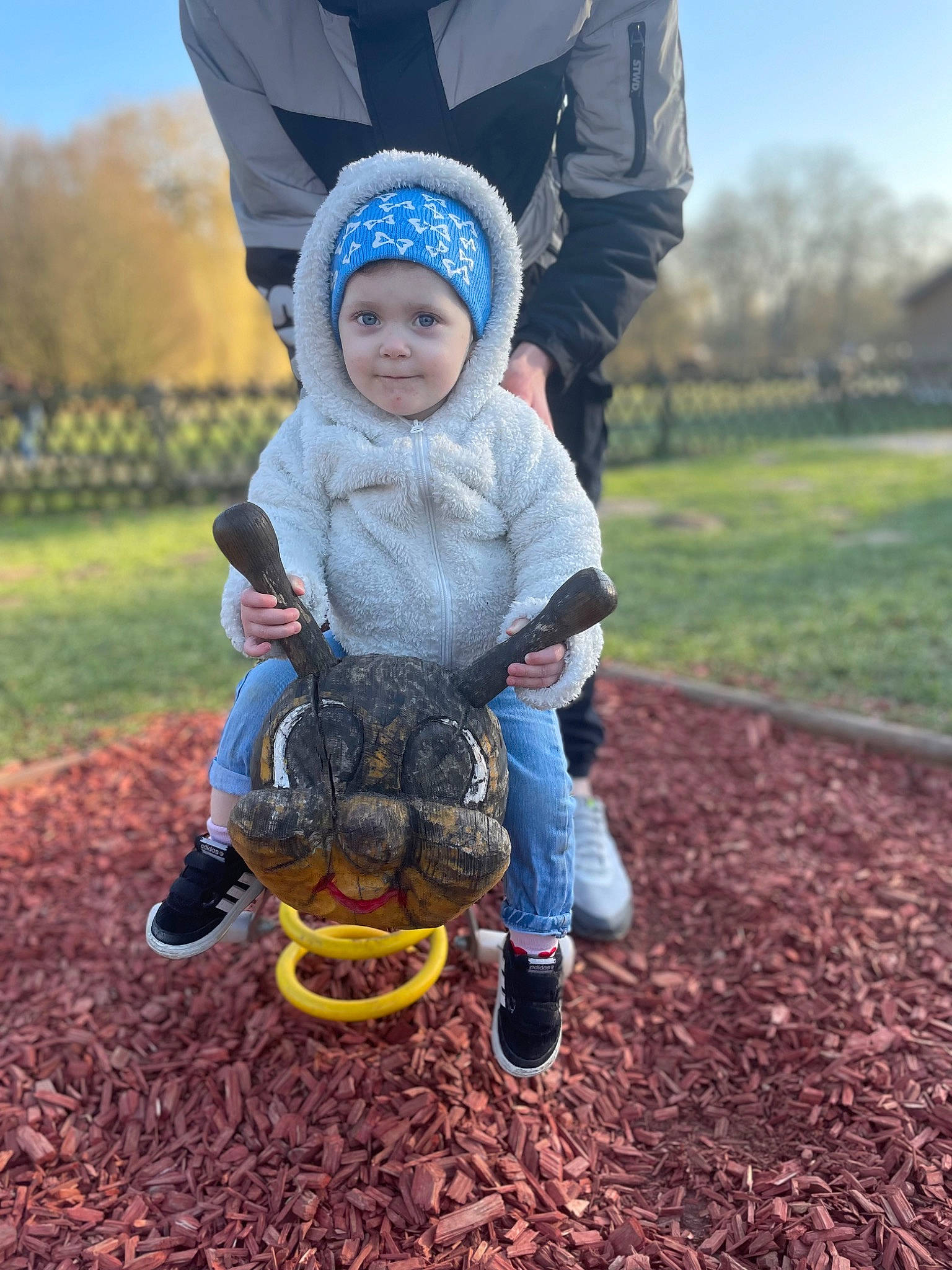 Sofya a rejoint le concours — aidez-le/la à gagner de superbes lots ! baby, cap, child, fun, grass, happy, hat, headwear, jacket, landscape, leisure, morning, people_in_nature, person, plant, recreation, rolling, shoe, sky, sneakers