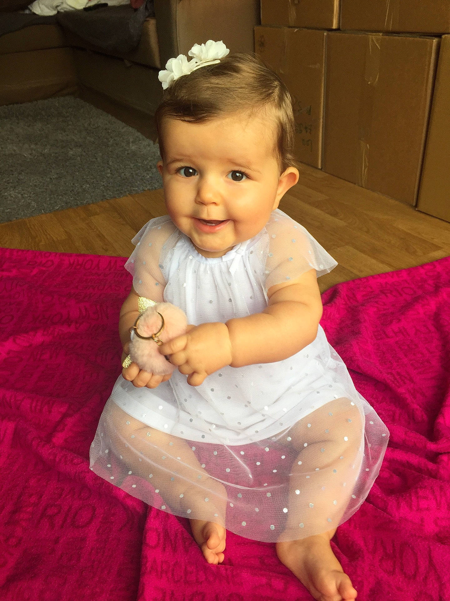 Louise participe au concours pour gagner de l'argent avec cette photo : child, finger, fun, girl, hand, happiness, human_hair_color, infant, leg, person, skin, smile, toddler