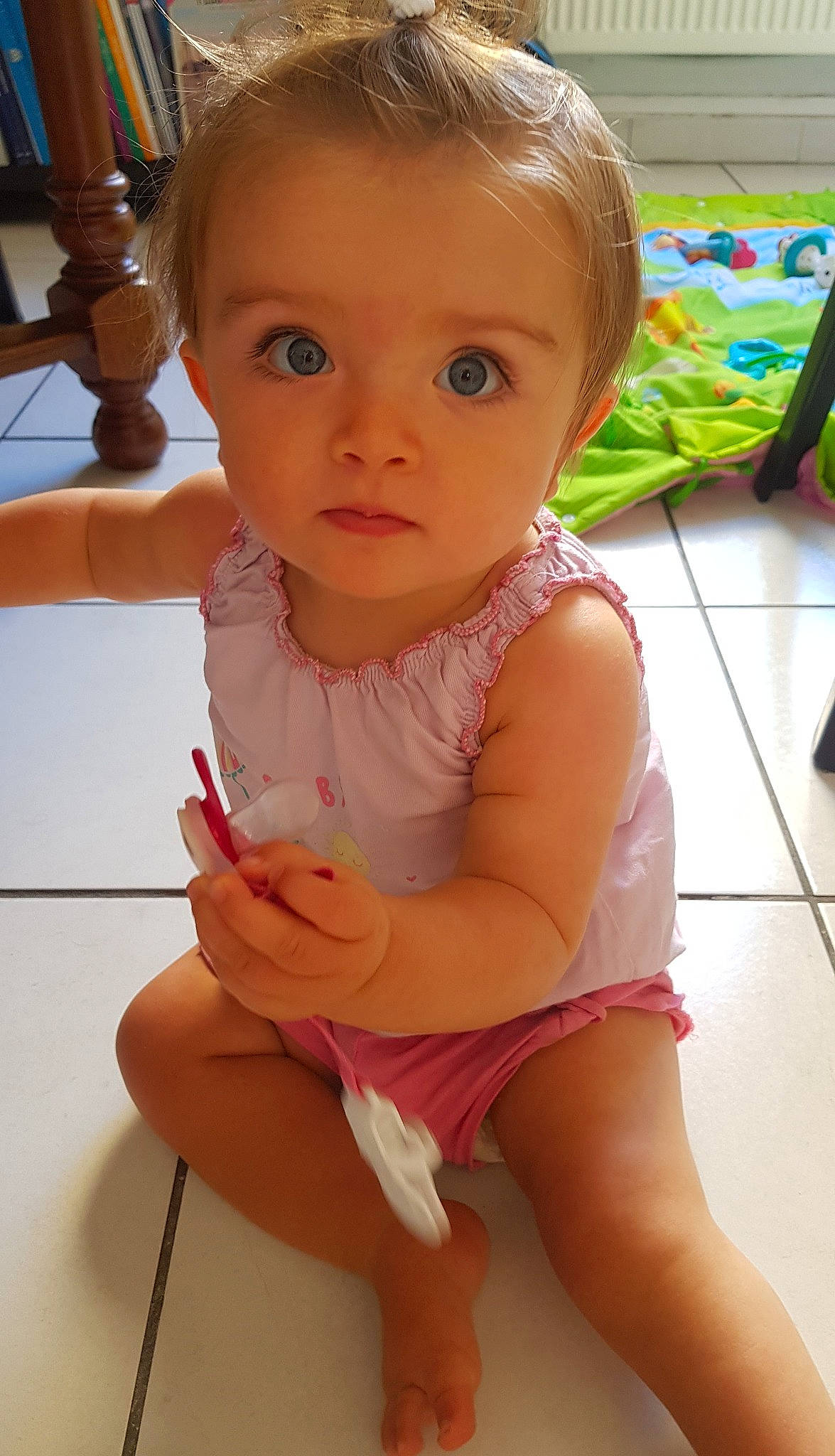 Rose Massilia participe au concours pour gagner de l'argent avec cette photo : baby, cheek, child, finger, person, skin, thumb, toddler