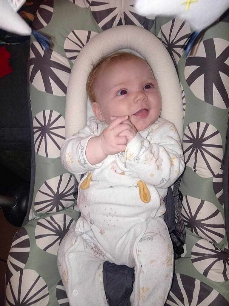 Marie a rejoint le concours — aidez-le/la à gagner de superbes lots ! baby, infant, smiling, clapping, pajamas, baby_seat, patterned, soft_toys, happy, child, indoor, cute, hands, face, person, young, comfort, playful, expression, seated