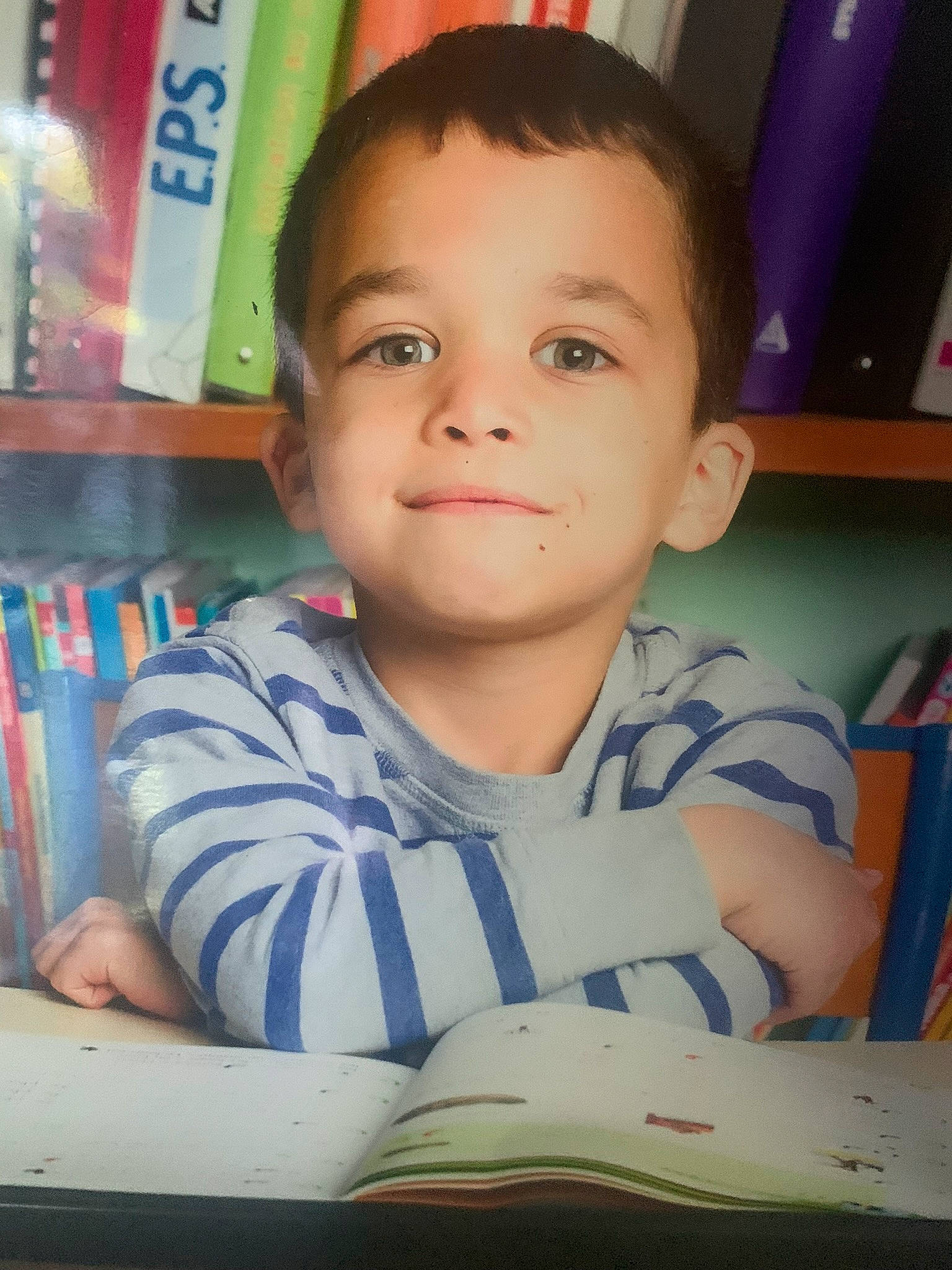 Mathis participe au concours pour gagner de l'argent avec cette photo : cheek, child, chin, facial_expression, finger, forehead, fun, hairstyle, happy, head, nose, person, play, reading, room, sitting, smile, standing, t_shirt, toddler