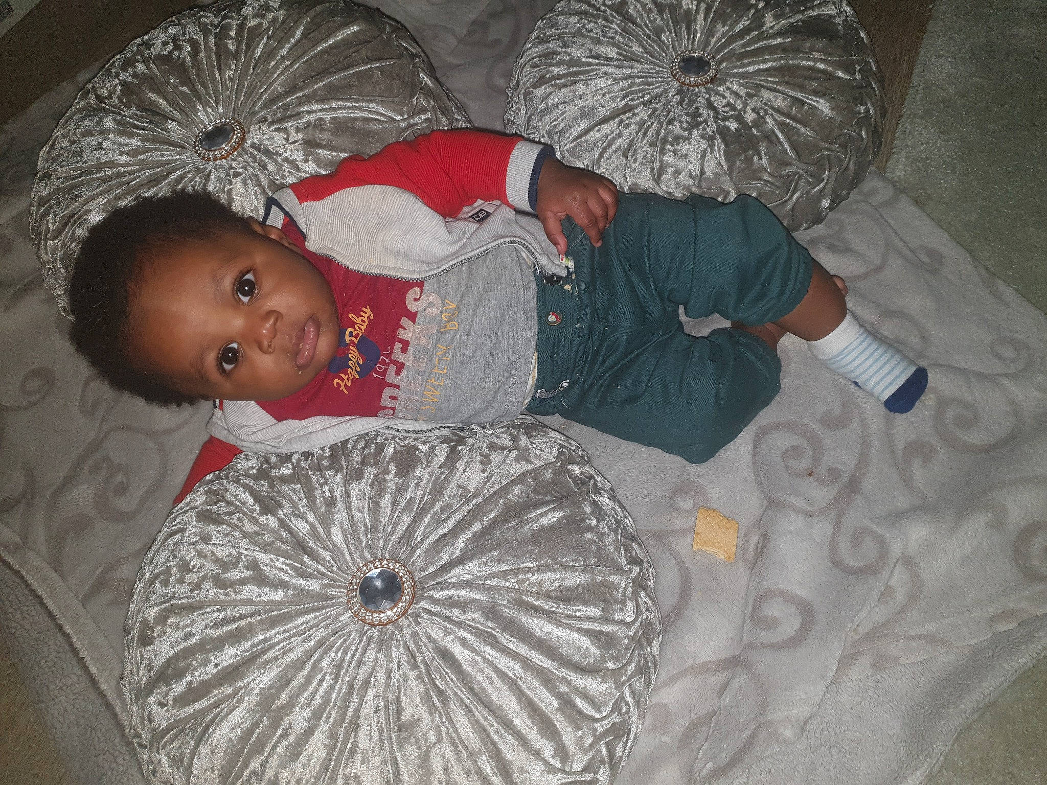 Dean participe au concours pour gagner de l'argent avec cette photo : baby, baby_toddler_clothing, comfort, couch, head, human, mouth, person