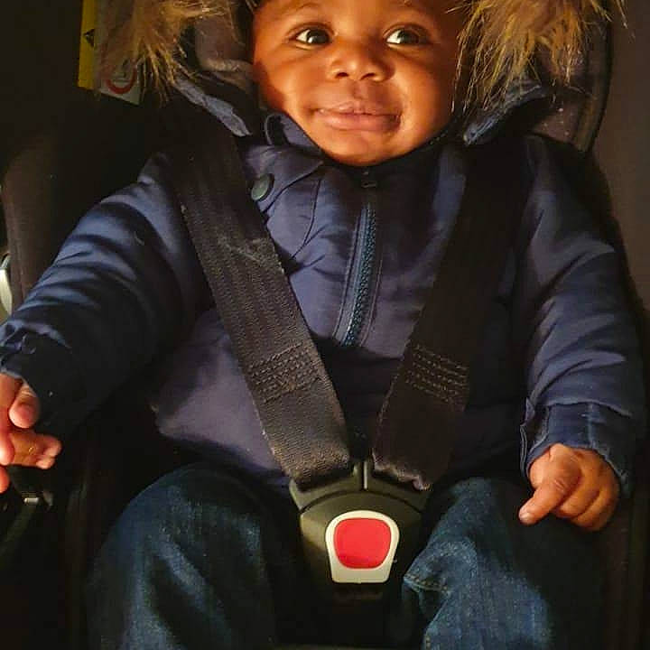 Dean a rejoint le concours — aidez-le/la à gagner de superbes lots ! blond, brown_hair, cheek, child, child_model, headwear, iris, person, pleased, portrait_photography, sitting, thumb, toddler