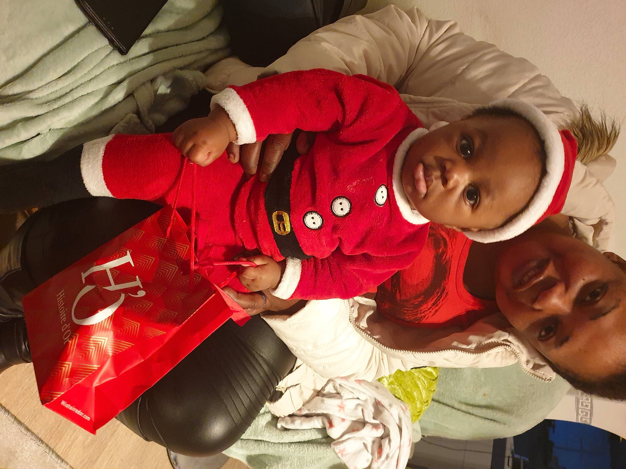 Dean a rejoint le concours — aidez-le/la à gagner de superbes lots ! baby_toddler_clothing, bag, carmine, cheek, child, comfort, eye, face, head, joy, mouth, nose, person, red, toddler