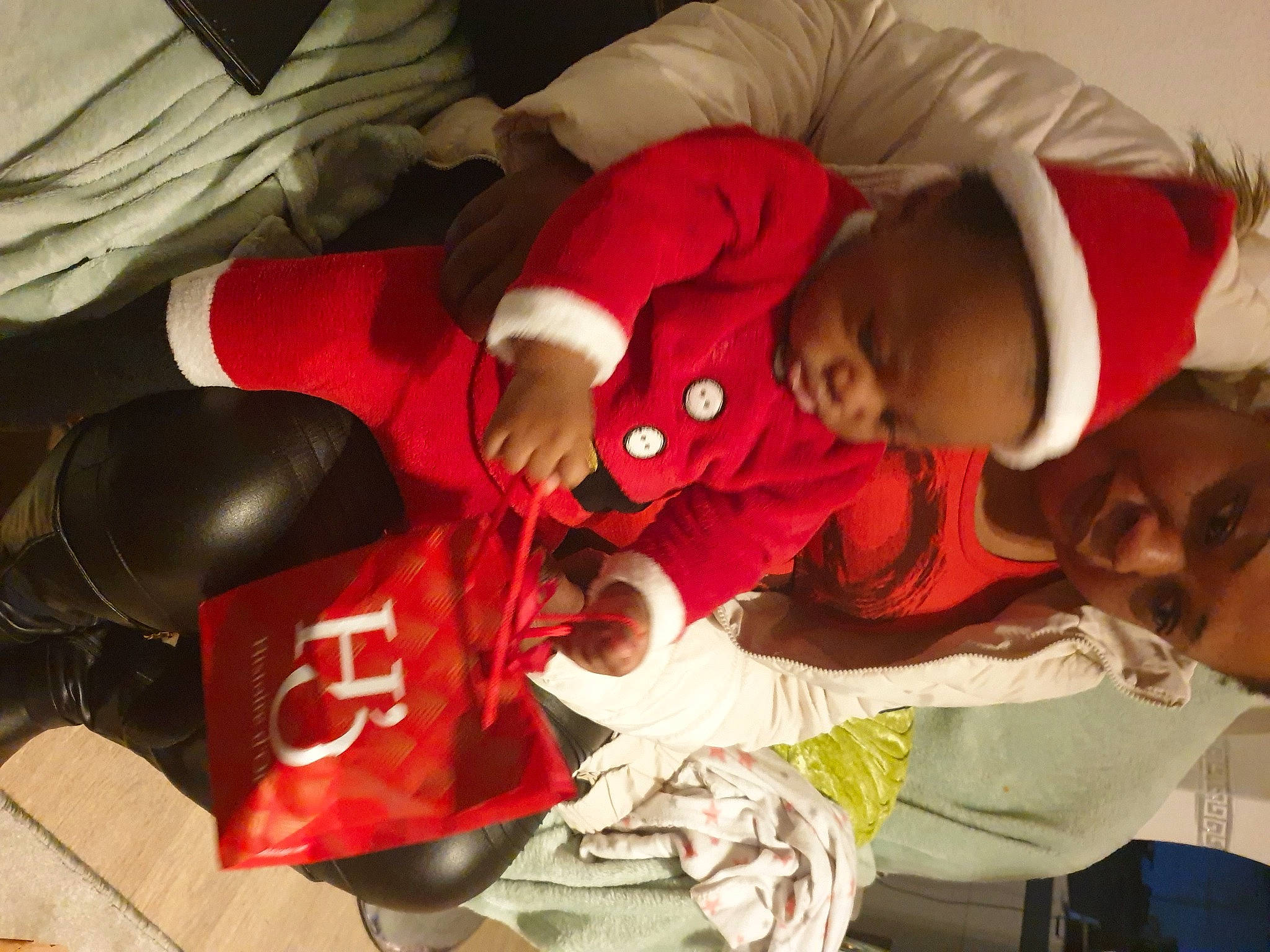 Dean a rejoint le concours — aidez-le/la à gagner de superbes lots ! baby, baby_toddler_clothing, boxing_glove, carmine, child, christmas, christmas_eve, comfort, costume_accessory, fictional_character, idiophone, person, plush, red, stuffed_toy, toddler