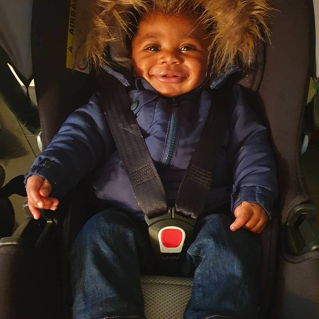 Dean a rejoint le concours — aidez-le/la à gagner de superbes lots ! child_model, comfort, fur, houseplant, jacket, joy, lap, leather, parka, person, pleased, portrait_photography, sitting