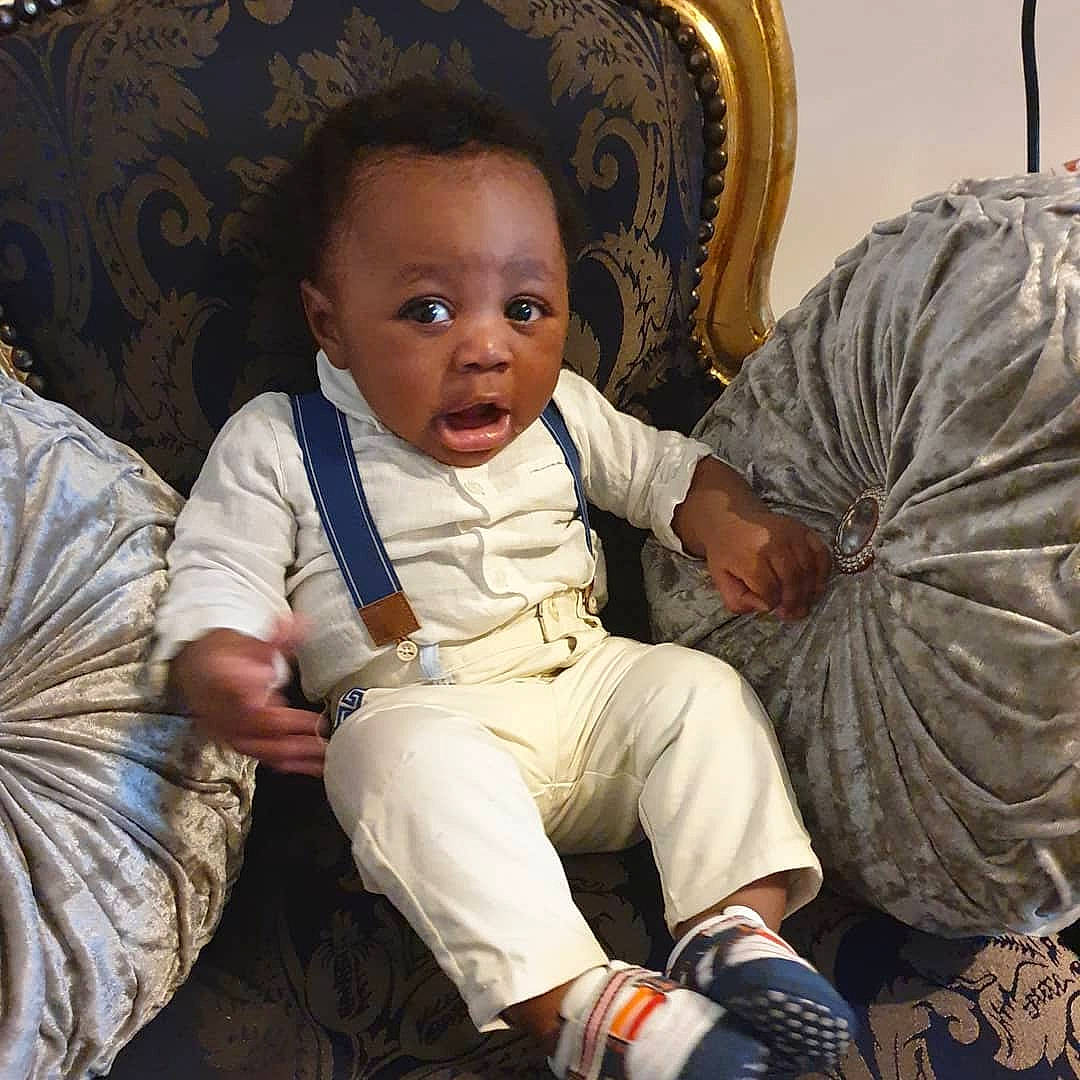 Dean participe au concours pour gagner de l'argent avec cette photo : _and_melon_family, _gourd, baby, baby_toddler_clothing, calabaza, cheek, child, comfort, couch, cucumber, ear, eye, gourd, mouth, nose, person, shoe, sitting, sock, toddler