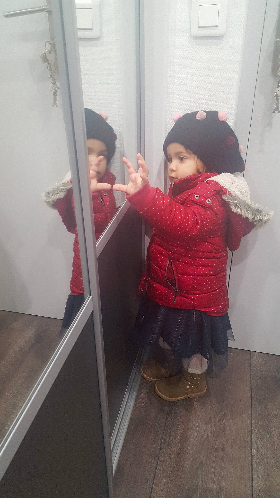 Iliana participe au concours pour gagner de l'argent avec cette photo : fun, girl, house, outerwear, person, product, red, room, standing, window