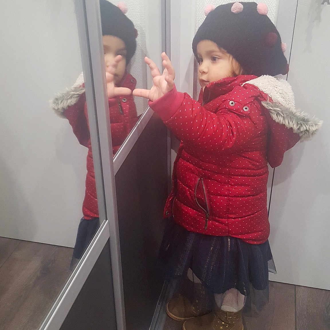 Iliana participe au concours pour gagner de l'argent avec cette photo : fun, girl, house, outerwear, person, product, red, room, standing, window