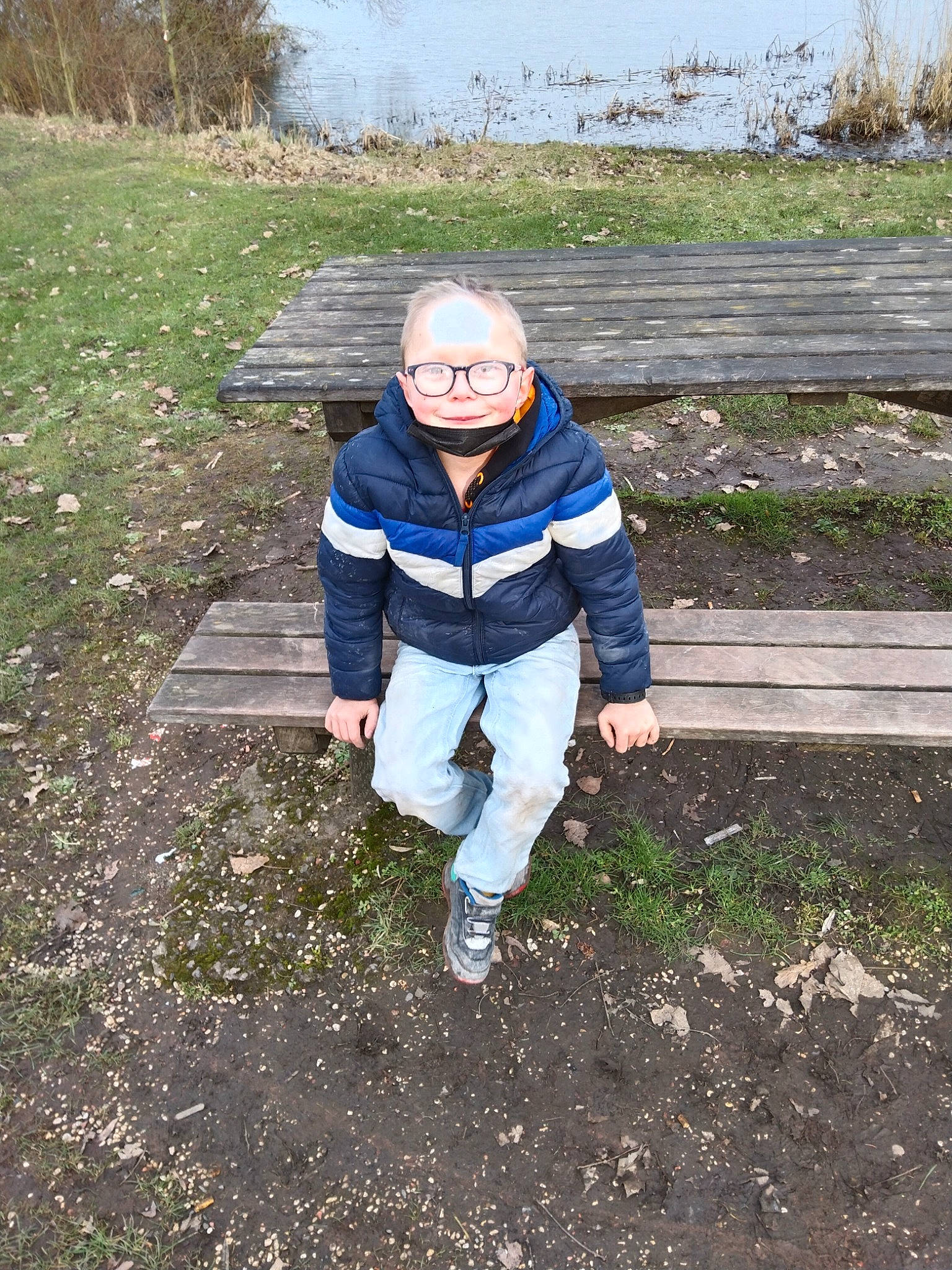 Renaud a rejoint le concours — aidez-le/la à gagner de superbes lots ! adventure, child, electric_blue, eyewear, field, fun, grass, grassland, happy, jacket, landscape, leisure, people_in_nature, person, personal_protective_equipment, plant, recreation, sitting, soil, winter