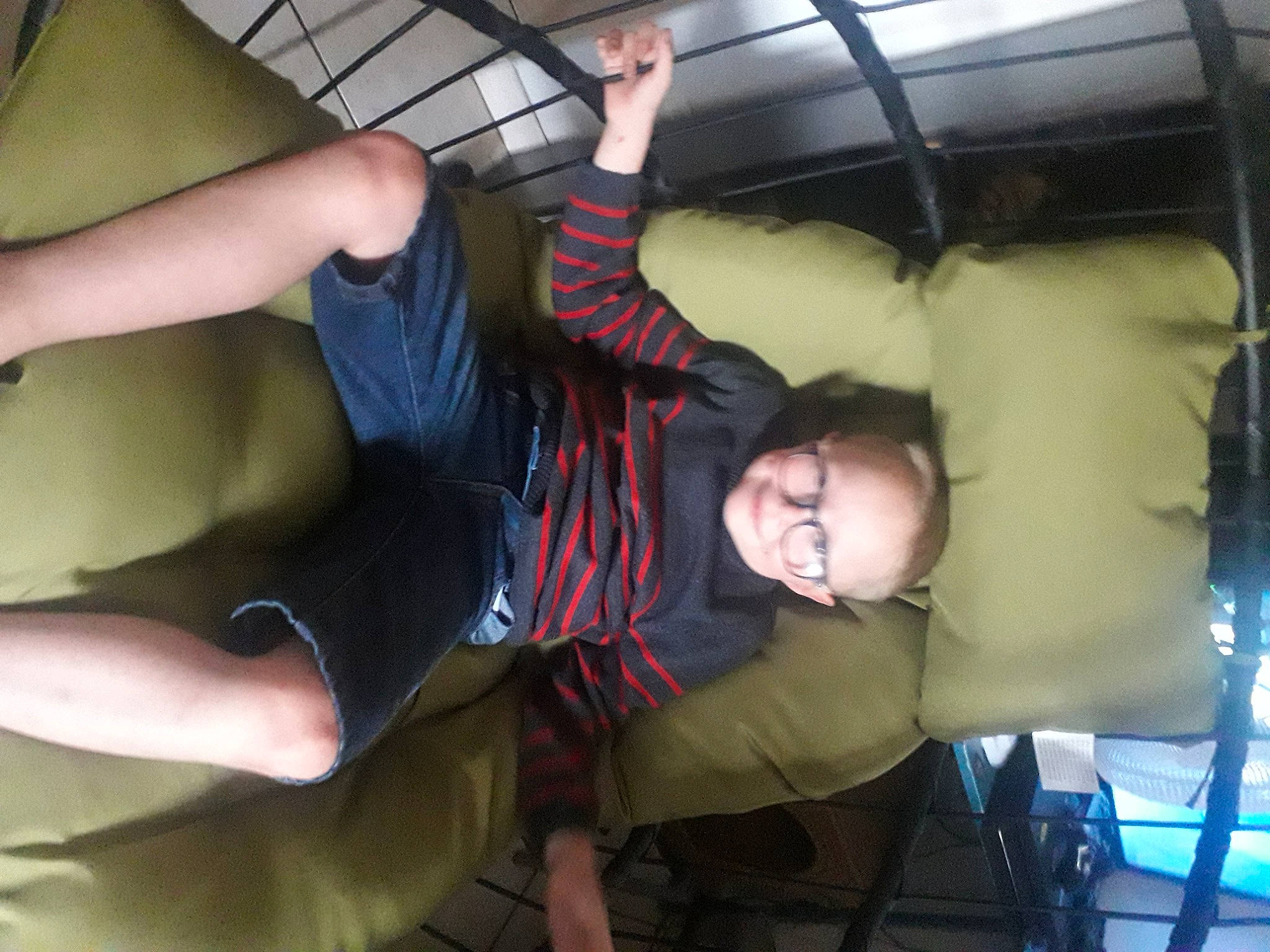 Renaud a rejoint le concours — aidez-le/la à gagner de superbes lots ! calf, comfort, elbow, foot, fun, gesture, human_leg, joint, joy, knee, lap, leg, leisure, mouth, person, recreation, shorts, shoulder, sitting, thigh