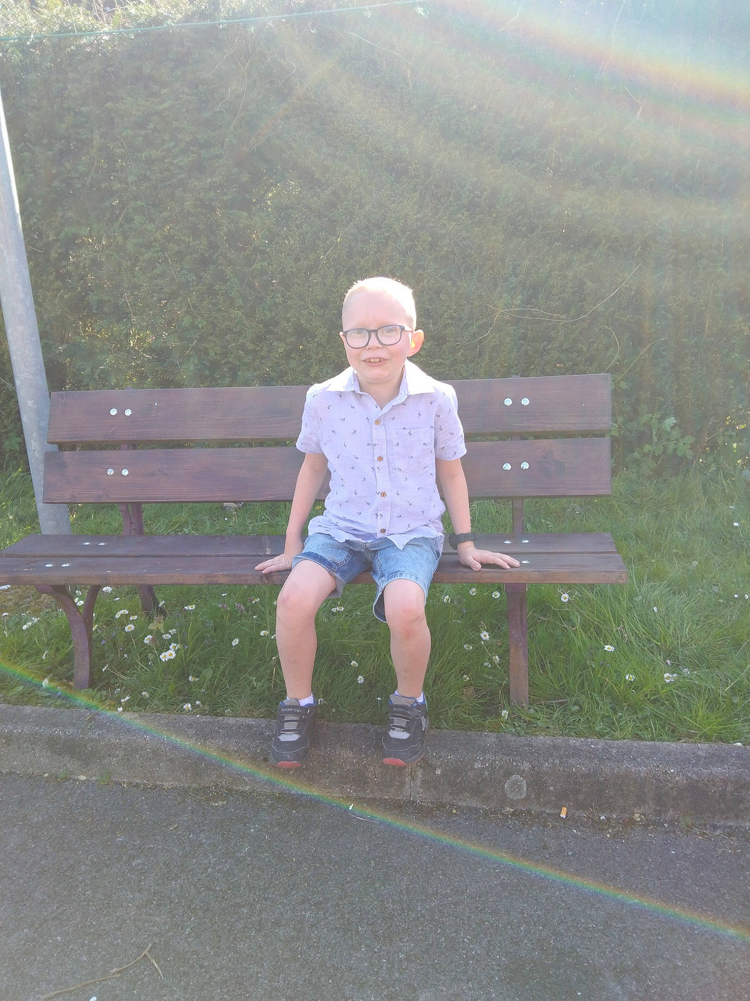 Renaud participe au concours pour gagner de l'argent avec cette photo : asphalt, bench, electric_blue, flash_photography, grass, grass_family, grassland, happy, human_leg, joy, landscape, lap, leaf, leisure, outdoor_bench, person, plant, road, shorts, standing