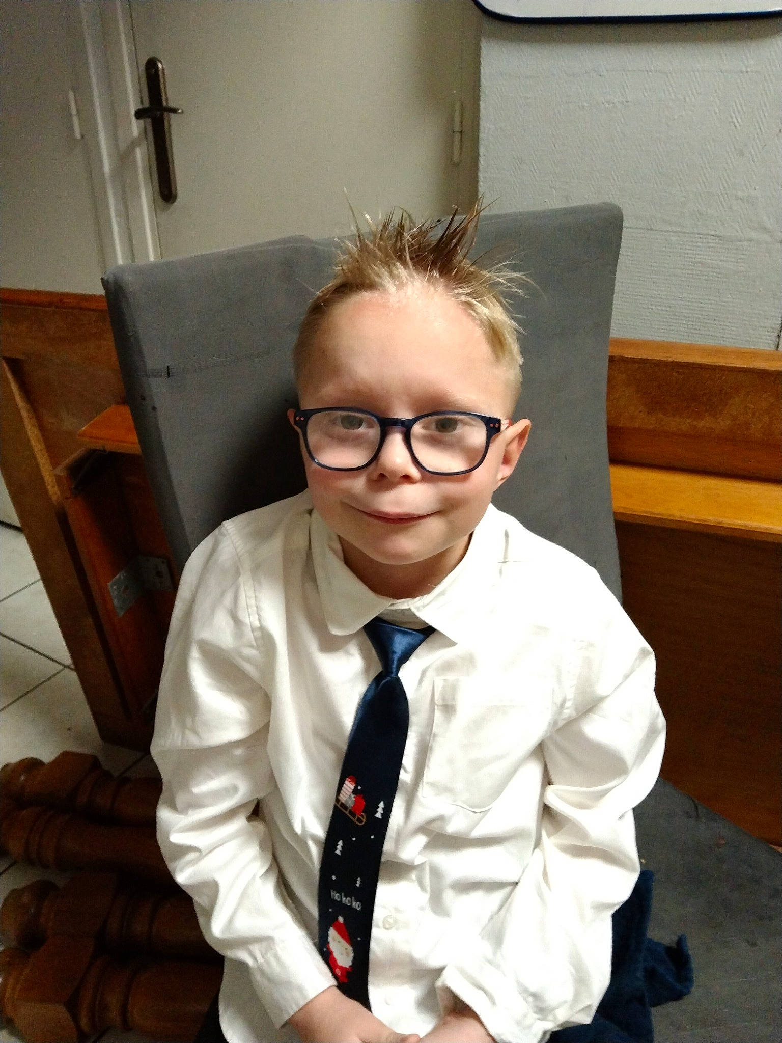 Renaud participe au concours pour gagner de l'argent avec cette photo : chair, collar, dress_shirt, eye, eyewear, face, flooring, formal_wear, gesture, glasses, hair, happy, head, joy, person, shirt, sleeve, smile, tie, vision_care