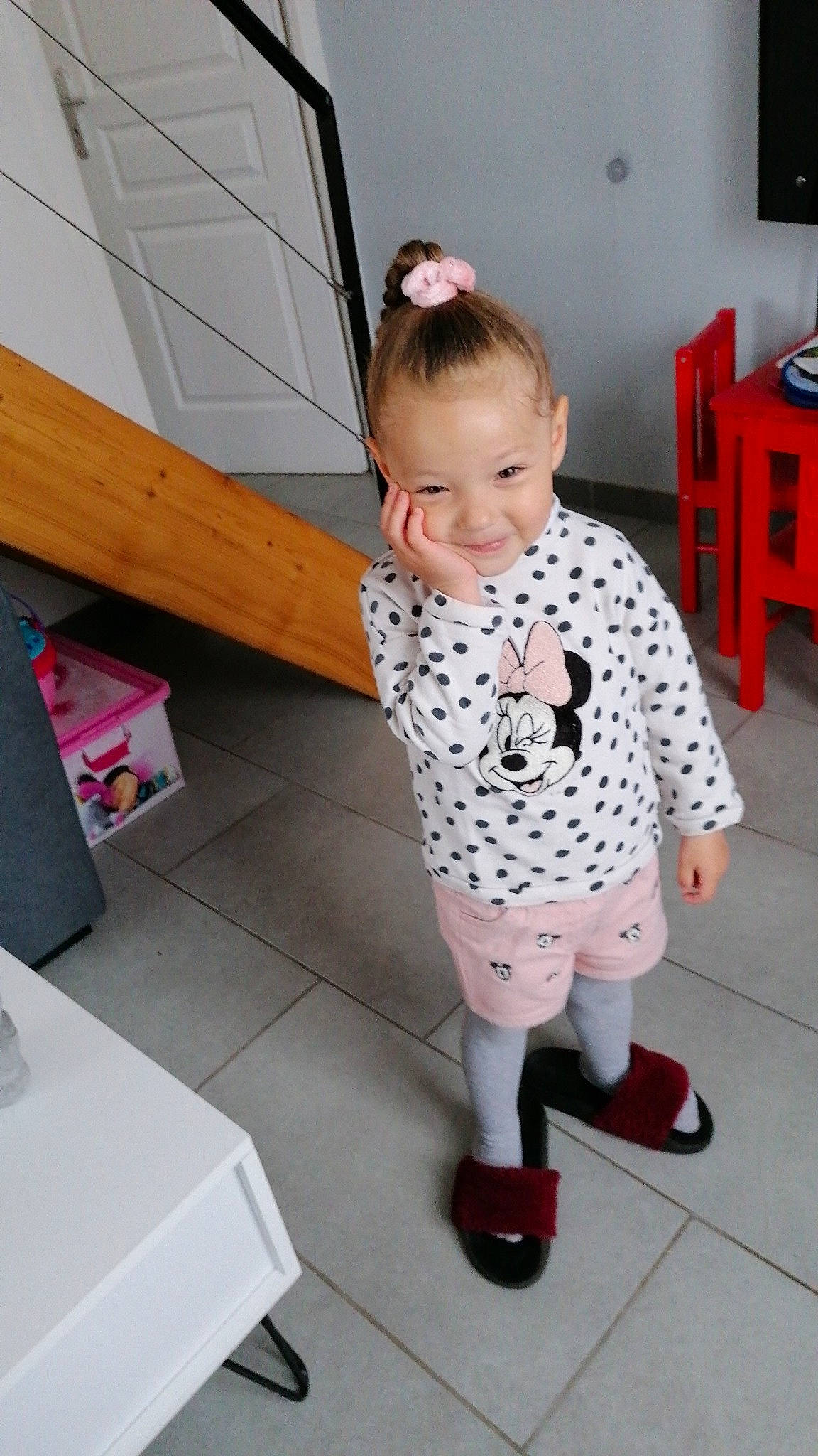 Maddy participe au concours pour gagner de l'argent avec cette photo : baby, baby_toddler_clothing, child, floor, flooring, fun, human_leg, joy, knee, pattern, person, picture_frame, play, room, sleeve, smile, sock, standing, t_shirt, television