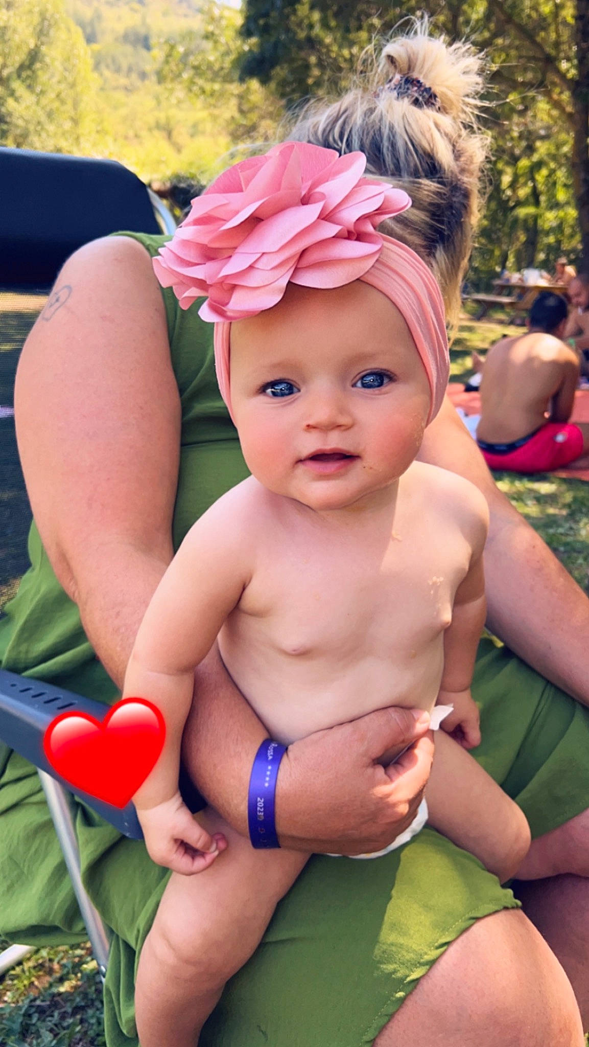 Guiliana a rejoint le concours — aidez-le/la à gagner de superbes lots ! abdomen, baby, chest, child, facial_expression, finger, fun, grass, happy, headband, headwear, leisure, person, pink, plant, recreation, skin, thigh, thumb, toddler