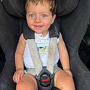 Ethan a rejoint le concours — aidez-le/la à gagner de superbes lots ! baby, blue_eyes, car_interior, car_seat, casual_clothing, child, cute, cute_expression, daylight, happy, infant, portrait, safety, seatbelt, secure, sitting, smile, toddler, white_shirt, young_child
