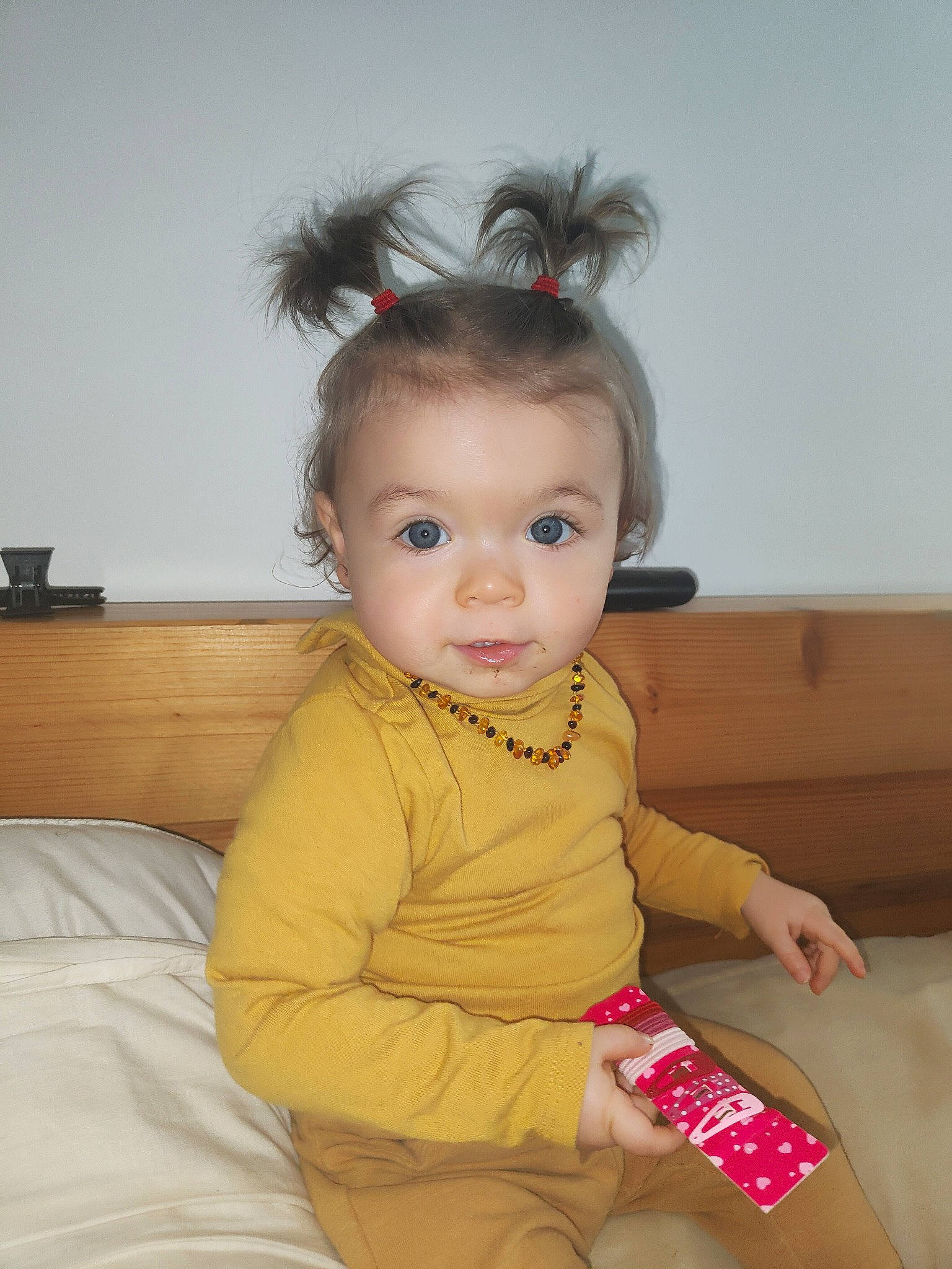 Oxana a rejoint le concours — aidez-le/la à gagner de superbes lots ! baby, baby_toddler_clothing, cheek, comfort, ear, eye, eyebrow, eyelash, face, fashion_accessory, flash_photography, flooring, fun, happy, iris, nose, person, sitting, skin, sleeve