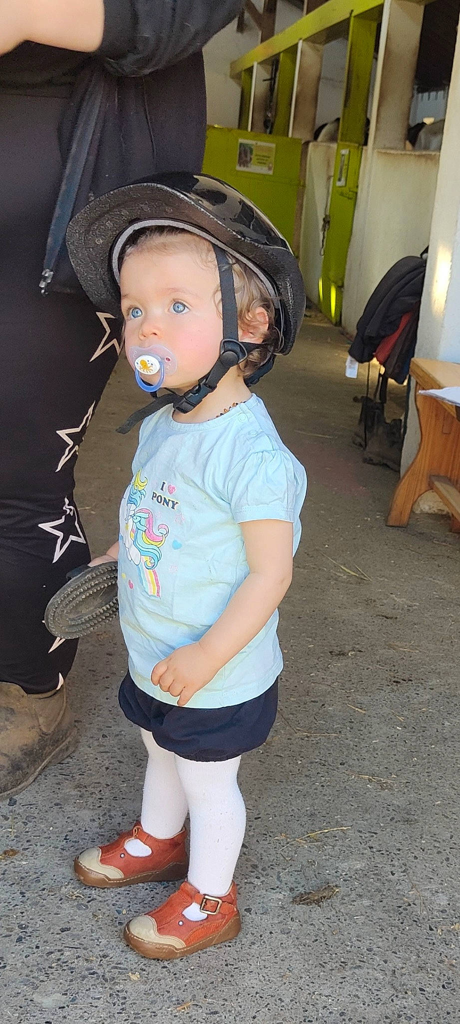 Oxana a rejoint le concours — aidez-le/la à gagner de superbes lots ! baby_toddler_clothing, baseball_cap, bicycle_helmet, cap, cool, eye, face, head, headgear, helmet, knee, motorcycle_helmet, person, personal_protective_equipment, shorts, sleeve, sock, sports_equipment, sports_gear, t_shirt