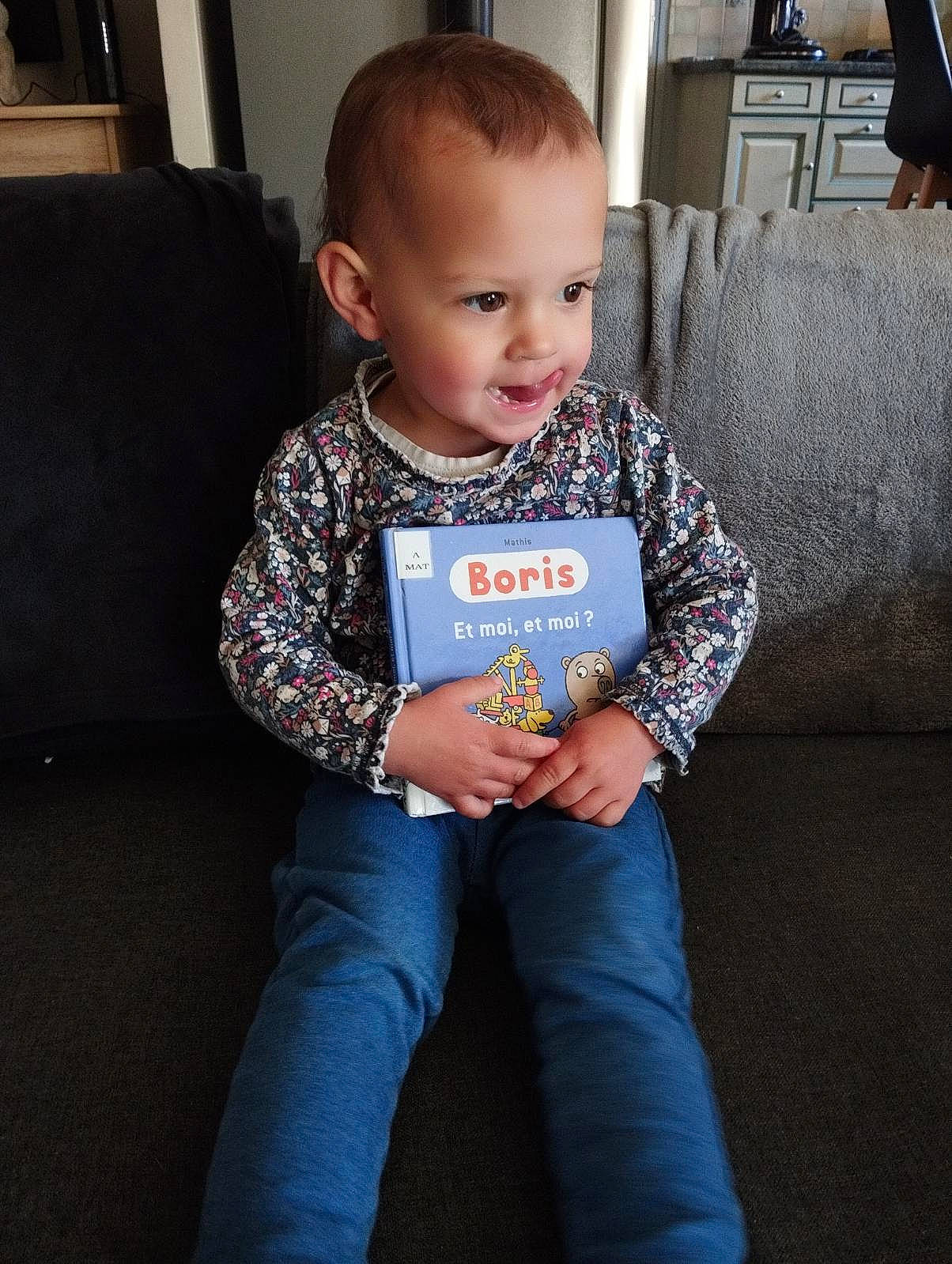 Valentina a rejoint le concours — aidez-le/la à gagner de superbes lots ! baby, baby_toddler_clothing, child, comfort, couch, elbow, electric_blue, finger, fun, human_leg, jeans, knee, lap, person, room, sitting, sleeve, smile, t_shirt, thigh