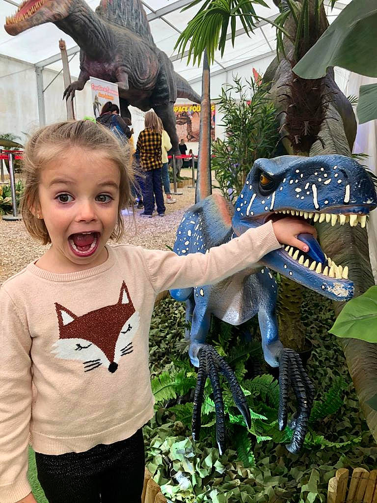 Anna a rejoint le concours — aidez-le/la à gagner de superbes lots ! adaptation, botany, fun, grass, green, happy, leisure, organism, person, photograph, plant, recreation, sculpture, sky, sleeve, smile, snapshot, statue, surprise, t_shirt