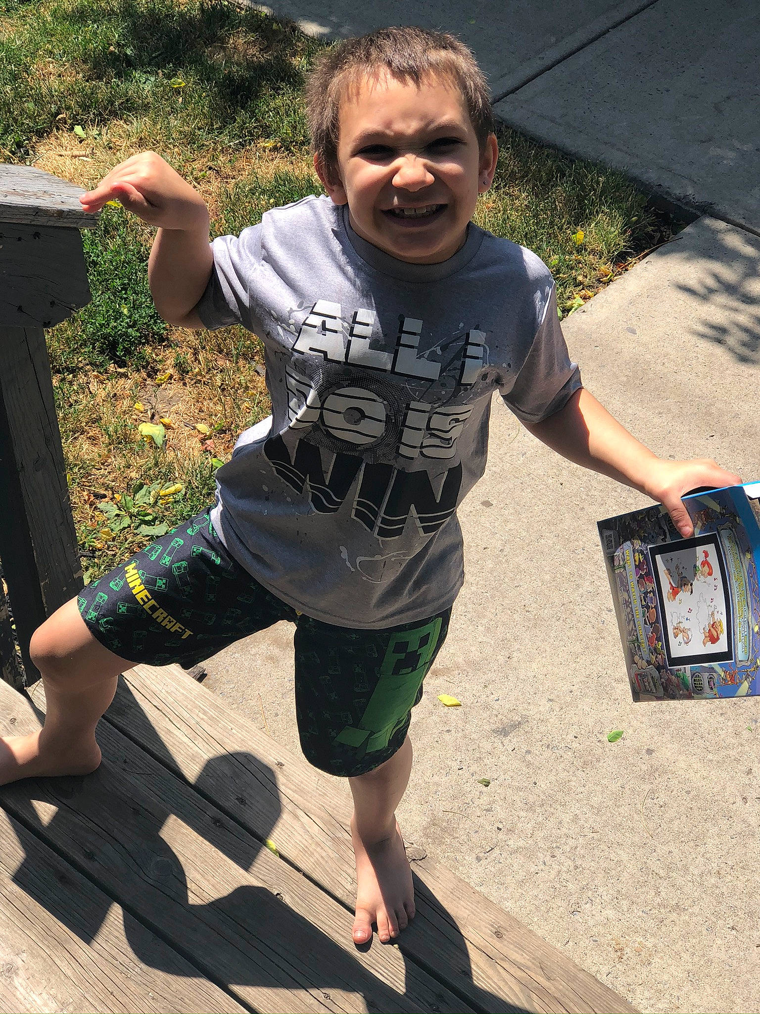 Halen is registered to the contest to win money with this photo: baby_toddler_clothing, barefoot, child, fun, grass, happy, human_leg, joint, joy, leg, leisure, people_in_nature, person, plant, recreation, shipping_box, sitting, sleeve, smile, t_shirt