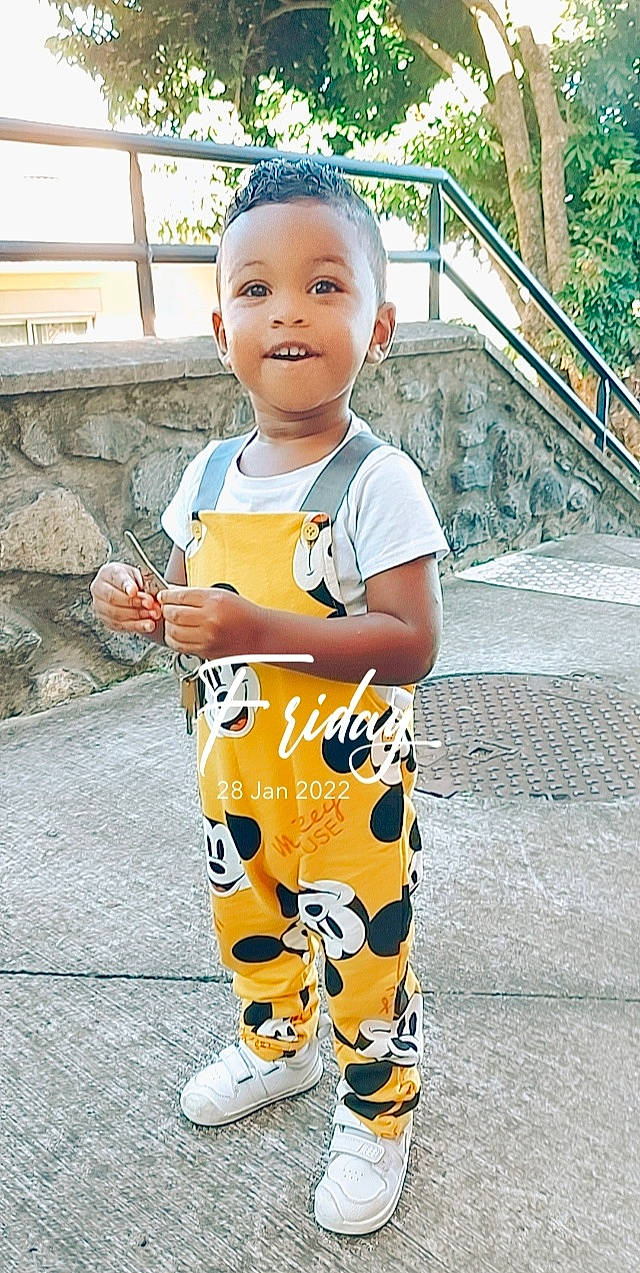 Kaydenn a rejoint le concours — aidez-le/la à gagner de superbes lots ! baby, baby_toddler_clothing, child, electric_blue, face, fun, hairstyle, happy, leisure, pattern, person, personal_protective_equipment, recreation, sleeve, smile, sportswear, street_fashion, t_shirt, toddler, travel