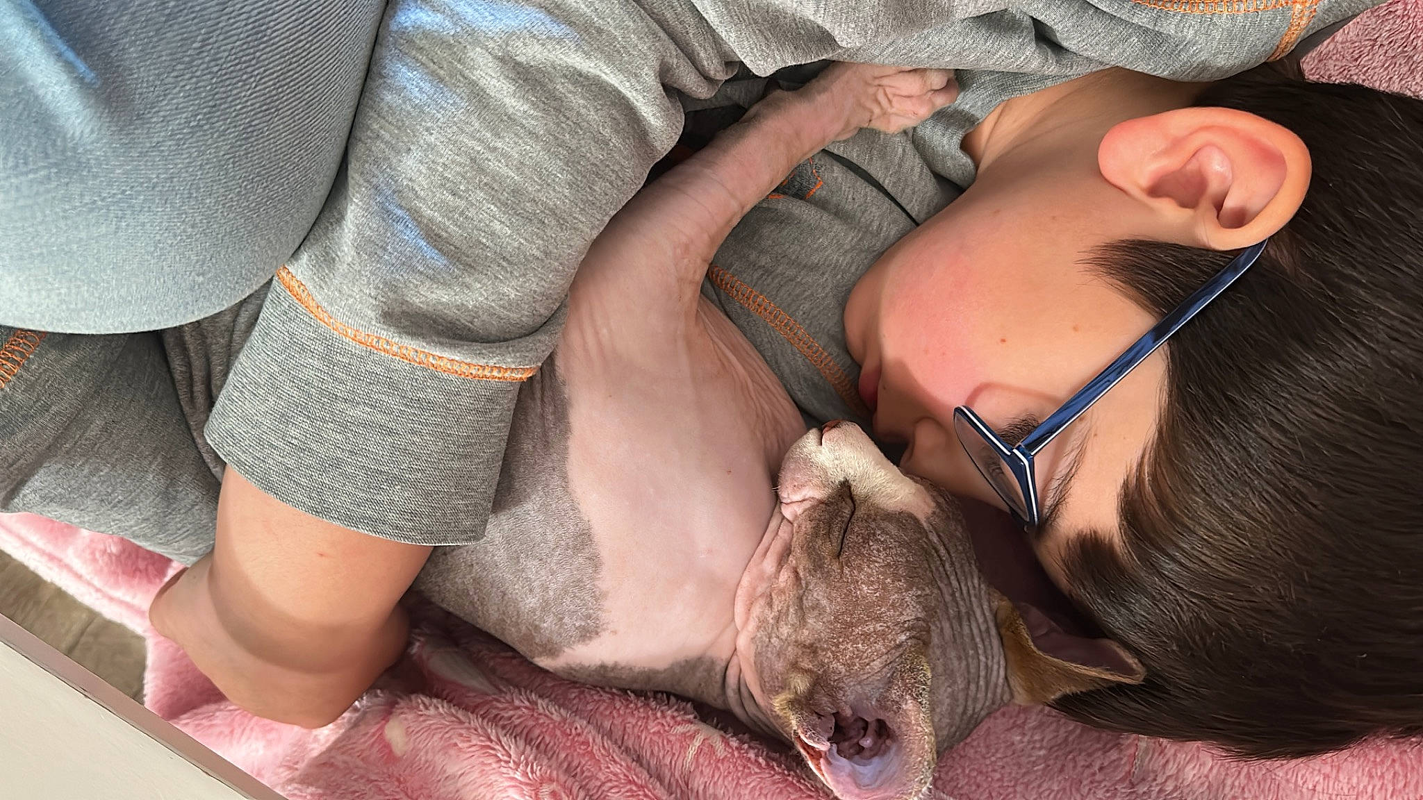 Mickey Blue a rejoint le concours — aidez-le/la à gagner de superbes lots ! abdomen, barefoot, brassiere, calf, chest, comfort, eyewear, foot, fur, grey, human_leg, knee, lingerie, navel, sunglasses, thigh, trunk, undergarment, waist