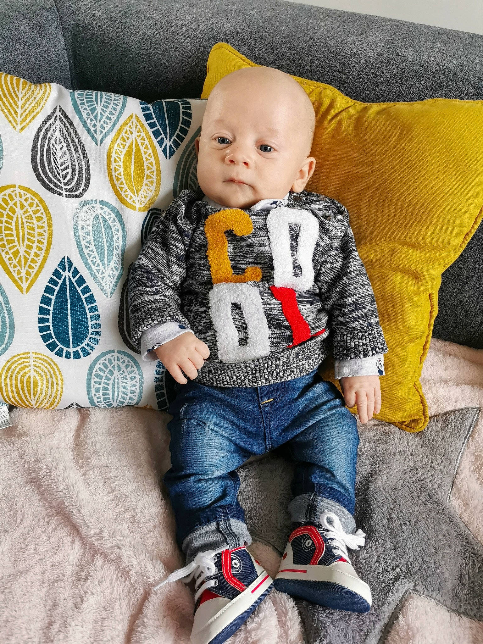 Andréas participe au concours pour gagner de l'argent avec cette photo : baby, baby_toddler_clothing, chair, child, comfort, couch, denim, foot, human_leg, jeans, linens, pattern, person, sitting, skin, sleeve, sock, t_shirt, textile, toddler