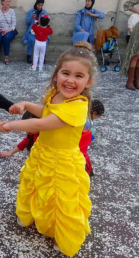 Mia a rejoint le concours — aidez-le/la à gagner de superbes lots ! child, costume, crowd, entertainment, event, facial_expression, fun, happy, headwear, human, joy, leisure, people, person, photograph, public_event, recreation, shoe, smile, snapshot