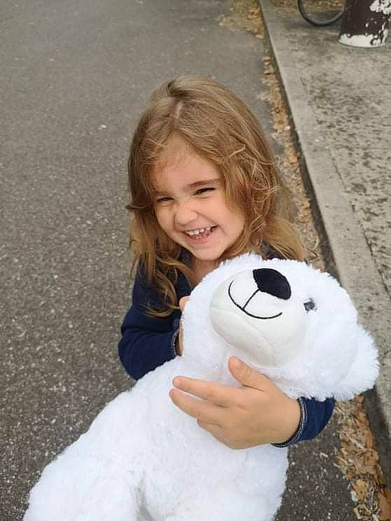 Mia a rejoint le concours — aidez-le/la à gagner de superbes lots ! asphalt, automotive_tire, child, facial_expression, fun, fur, happy, joy, mammal, people, person, photograph, road_surface, smile, snapshot, stuffed_toy, teddy_bear, tire, toddler, toy