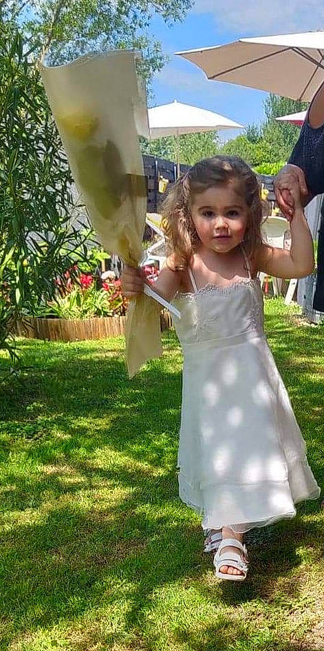 Mia a rejoint le concours — aidez-le/la à gagner de superbes lots ! child, day_dress, event, formal_wear, fun, garden, gesture, grass, green, happy, head, lawn, leisure, pattern, person, plant, pole, recreation, t_shirt, toddler