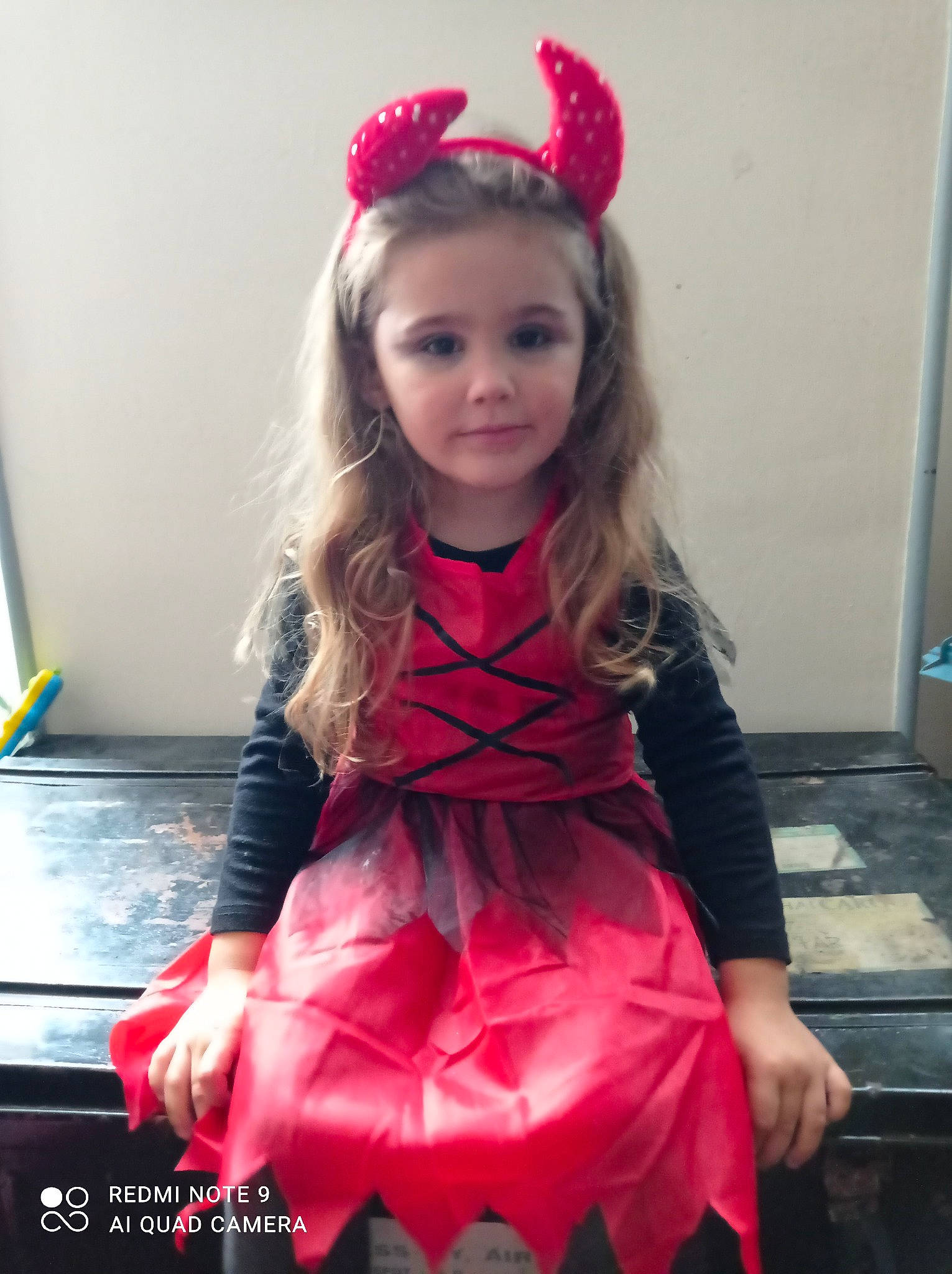 Mia participe au concours pour gagner de l'argent avec cette photo : blond, day_dress, dress, embellishment, event, fashion_design, hairstyle, head, headband, headpiece, jewellery, long_hair, magenta, necklace, pattern, person, pink, purple, ruffle, sleeve