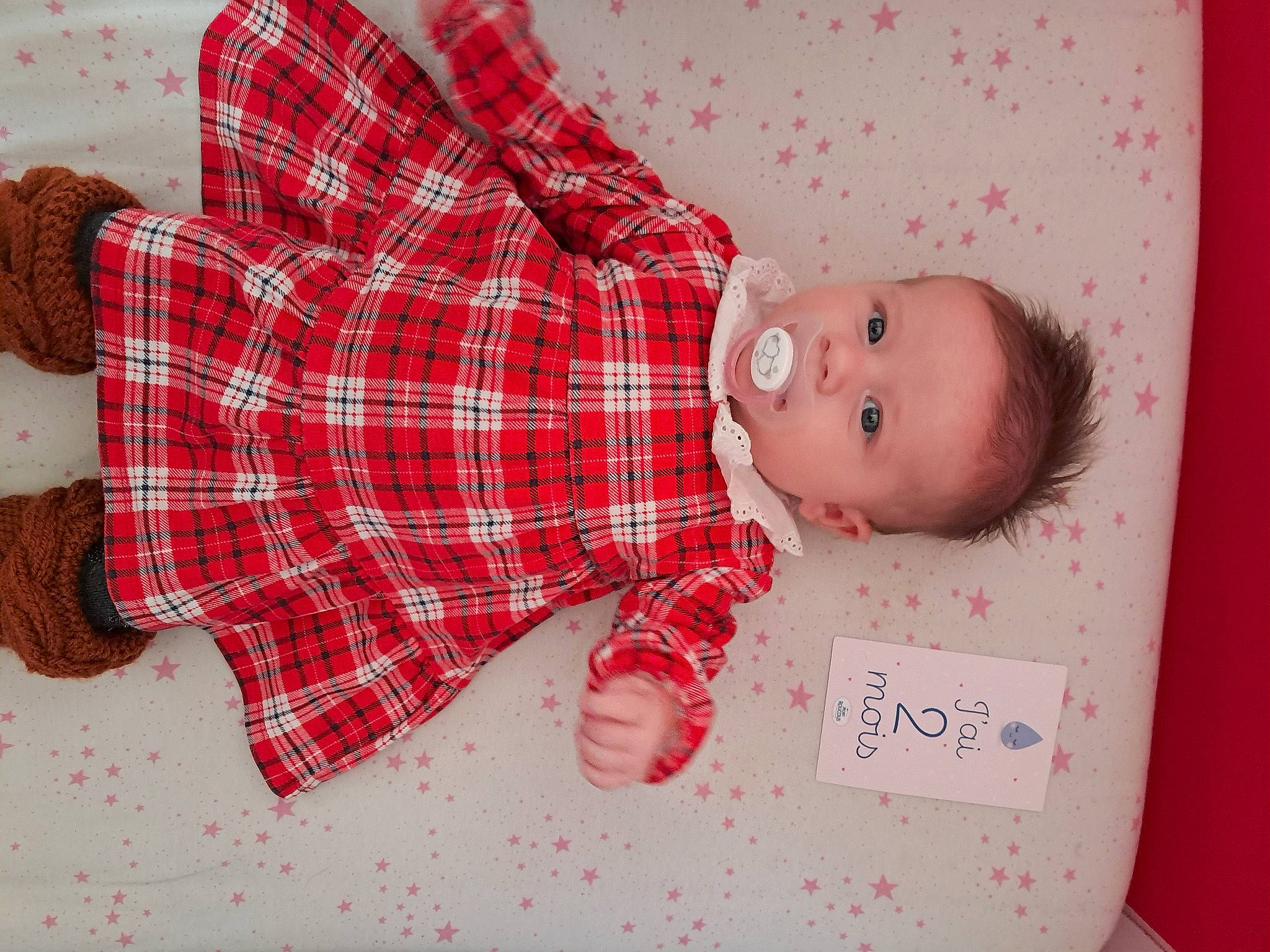 Jullianna a rejoint le concours — aidez-le/la à gagner de superbes lots ! baby, baby_toddler_clothing, bed, bedding, carmine, child, collar, comfort, linens, mammal, pattern, person, plaid, product, room, sleeve, sock, tartan, textile, toddler