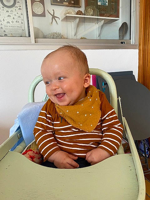 Ezio a rejoint le concours — aidez-le/la à gagner de superbes lots ! baby, baby_products, baby_safety, baby_toddler_clothing, chair, cheek, child, comfort, flooring, fun, happy, person, picture_frame, play, room, sitting, skin, sleeve, smile, t_shirt