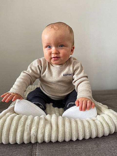 Ezio a rejoint le concours — aidez-le/la à gagner de superbes lots ! arm, baby, baby_toddler_clothing, barefoot, cheek, child, comfort, eye, facial_expression, finger, foot, gesture, happy, human_leg, person, sitting, sleeve, smile, t_shirt, thumb