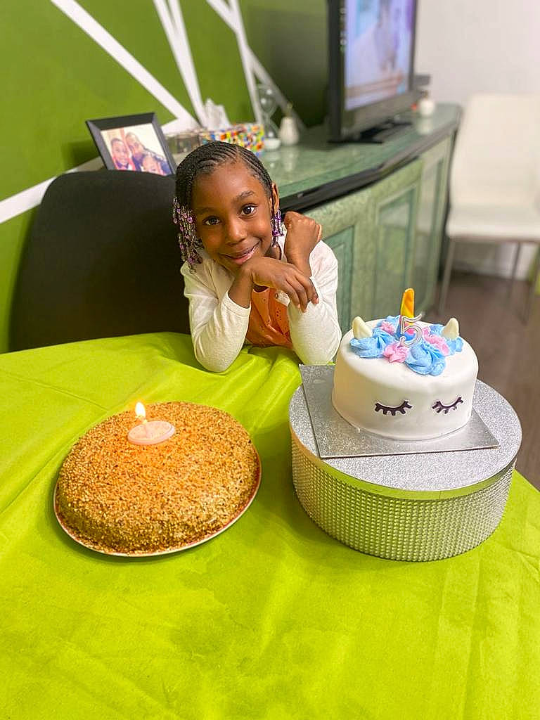 Innaya a rejoint le concours — aidez-le/la à gagner de superbes lots ! baked_goods, cake, cake_decorating, cake_decorating_supply, chair, dishware, food, furniture, icing, ingredient, joy, lekach, person, plate, recipe, serveware, smile, sugar_cake, sugar_paste, table