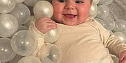 Alba a rejoint le concours — aidez-le/la à gagner de superbes lots ! baby, smiling, child, infant, plastic_balls, play, happy, cute, portrait, indoors, clothing, sitting, face, hand, toy, background, light, young, person, cheerful