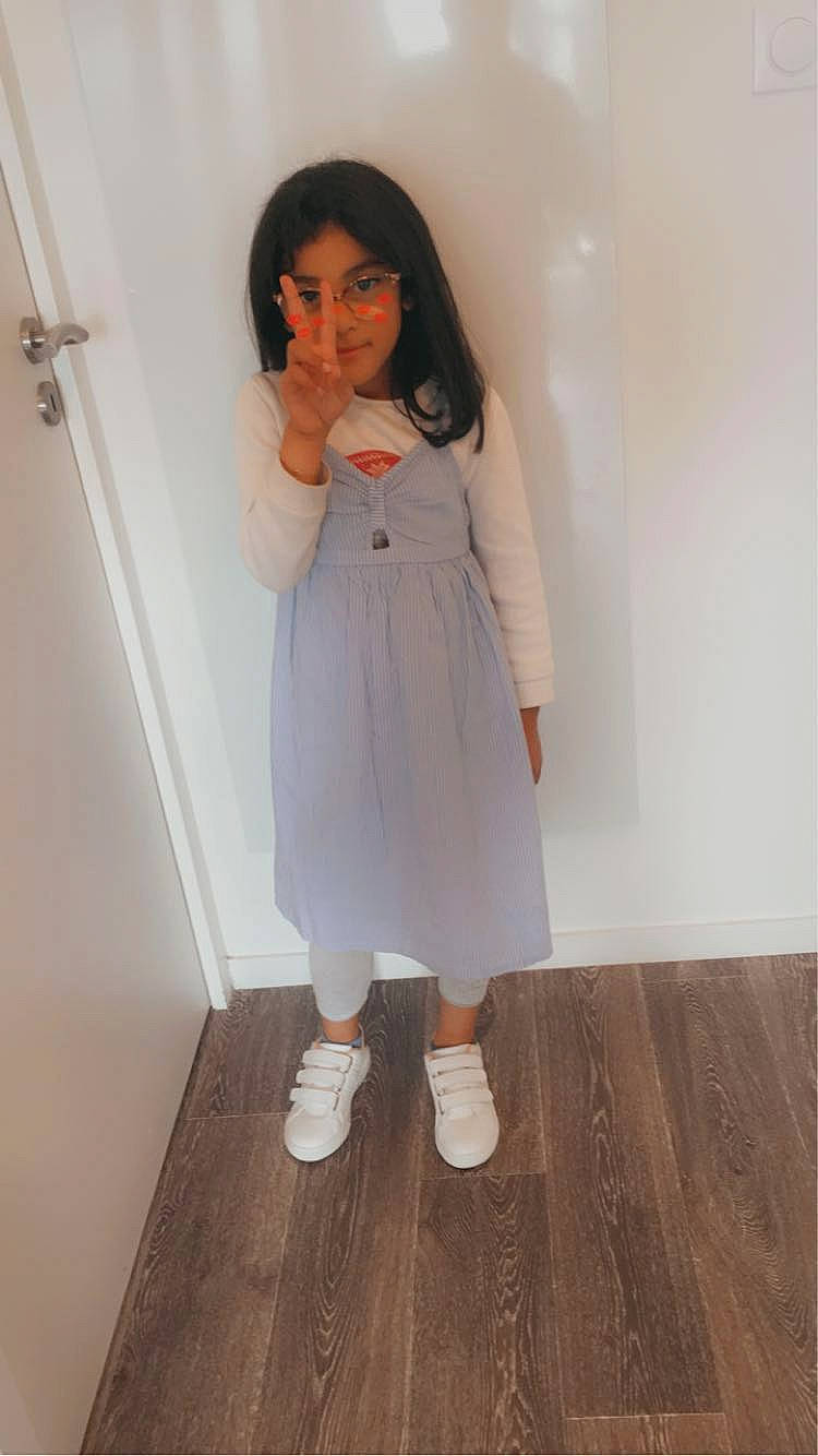 Samira participe au concours pour gagner de l'argent avec cette photo : day_dress, dress, face, fashion_design, flooring, formal_wear, hair, hardwood, head, human_body, human_leg, knee, leg, long_hair, person, sleeve, street_fashion, thigh, waist, wood